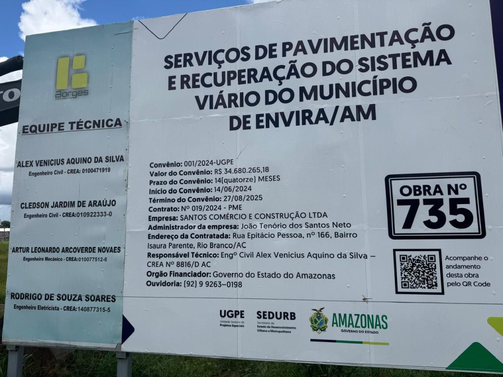 rua de terra com lama e buracos em envira no interior do amazonas