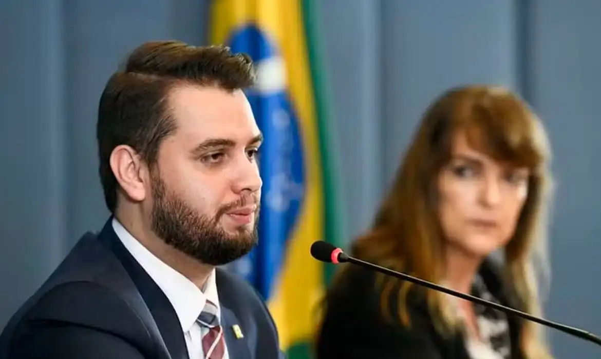 filipe martins ex-assessor de jair bolsonaro que teve retorno a prisao determinado por alexandre de moraes