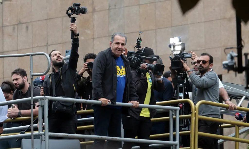 Pastor Silas Malafaia discursa em manifestação pública contra generais do Exército brasileiro
