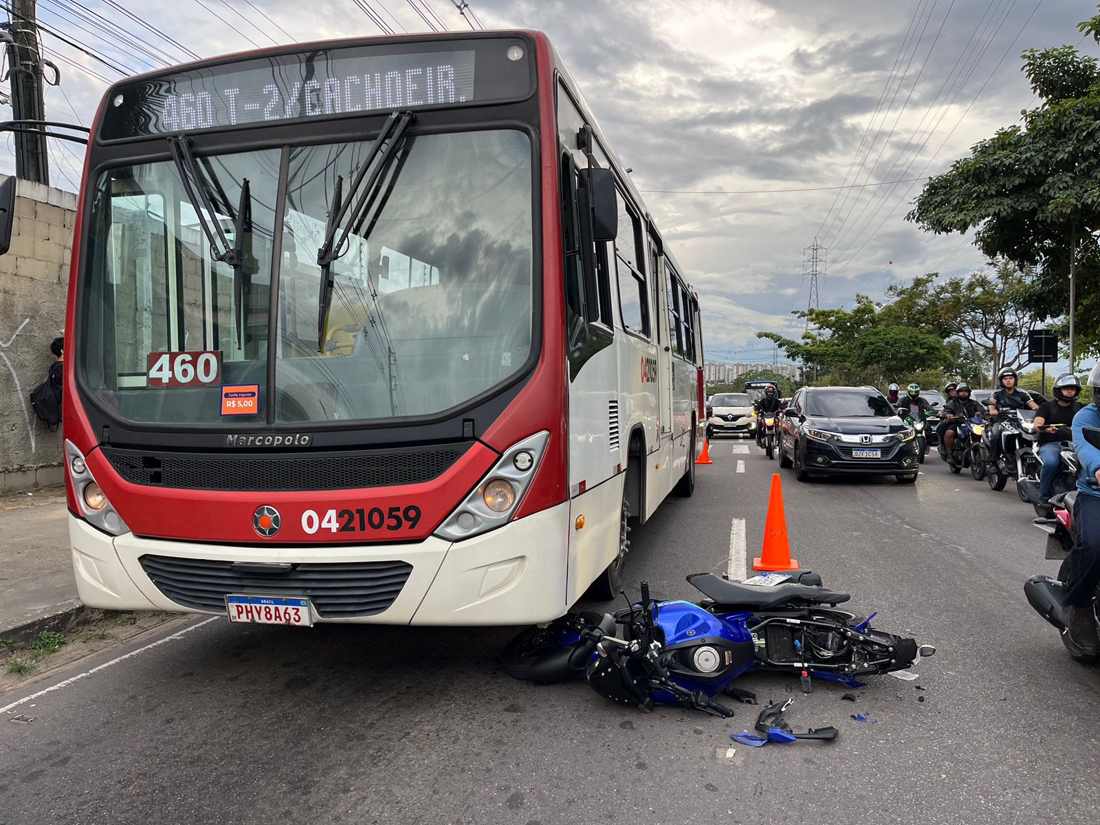 Equipes de resgate prestam socorro a motociclista ferida em acidente com caminhão na Avenida das Torres em Manaus