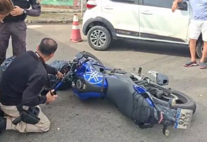 Acidente entre carro e moto na Avenida Desembargador João Machado em Manaus com motociclista ferido