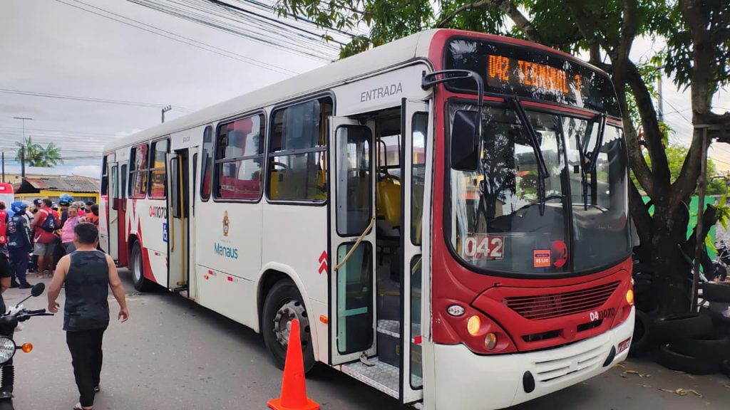 Motocicleta caída ao lado de ônibus do transporte coletivo após colisão na Avenida Margarita no bairro Nova Cidade em Manaus.