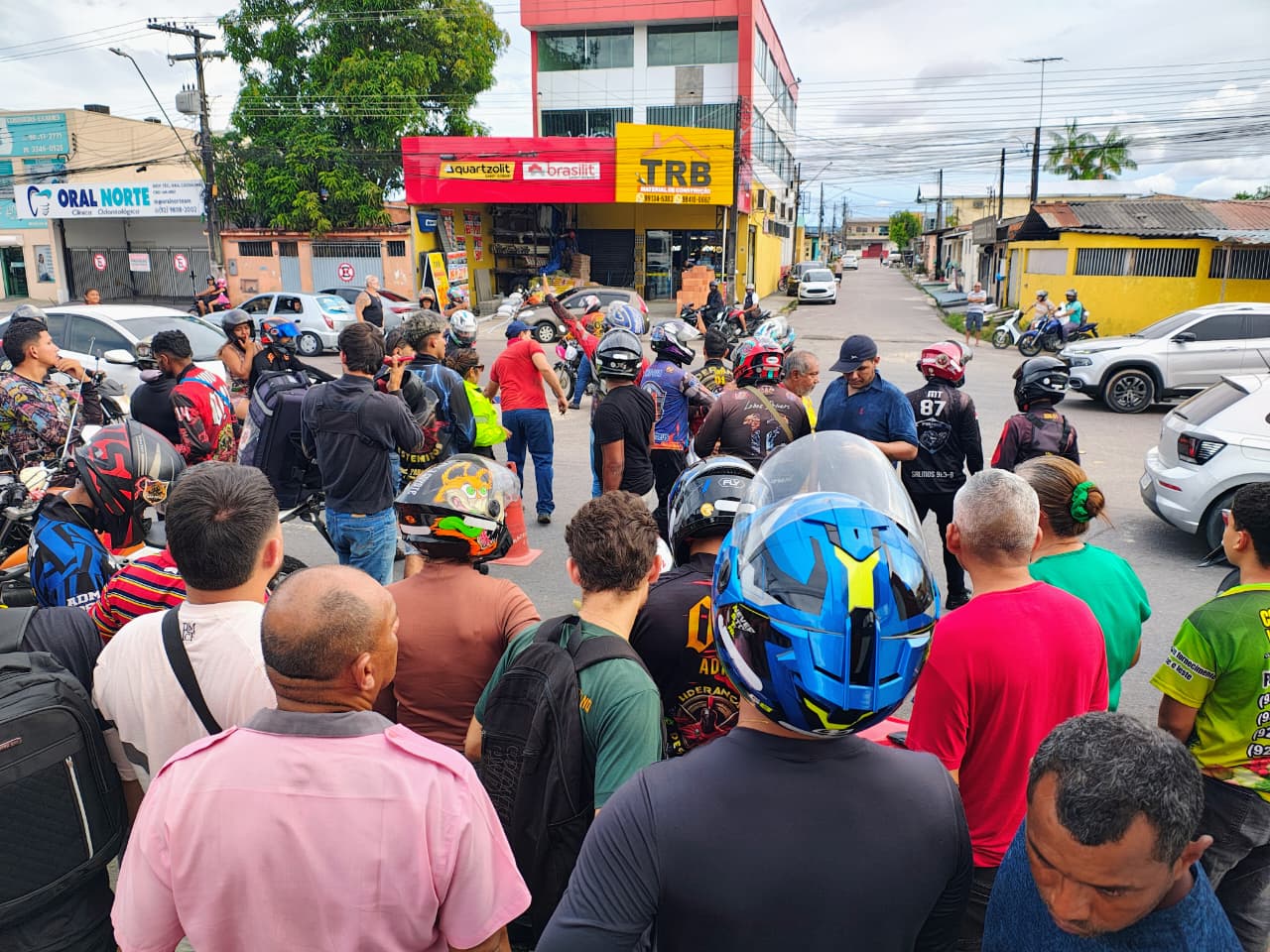 Motocicleta caída ao lado de ônibus do transporte coletivo após colisão na Avenida Margarita no bairro Nova Cidade em Manaus.