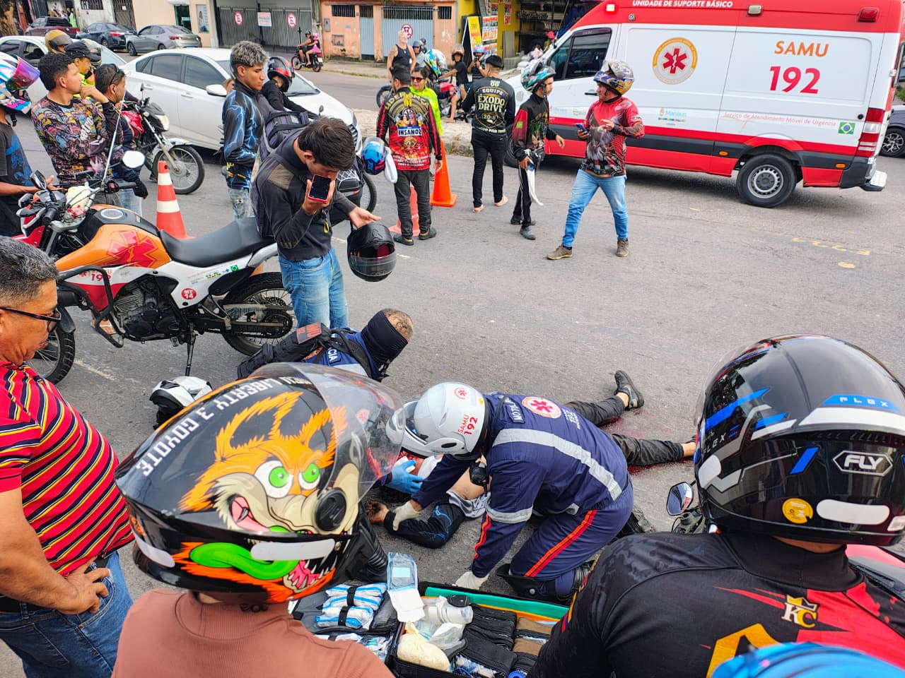 Acidente entre ônibus e motocicleta na Avenida Margarita em Manaus.