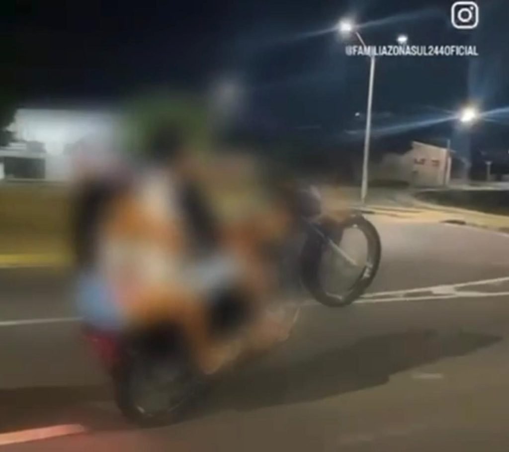 Motociclista sendo preso pela policia civil de manaus após morte de jovem em manobra proibida