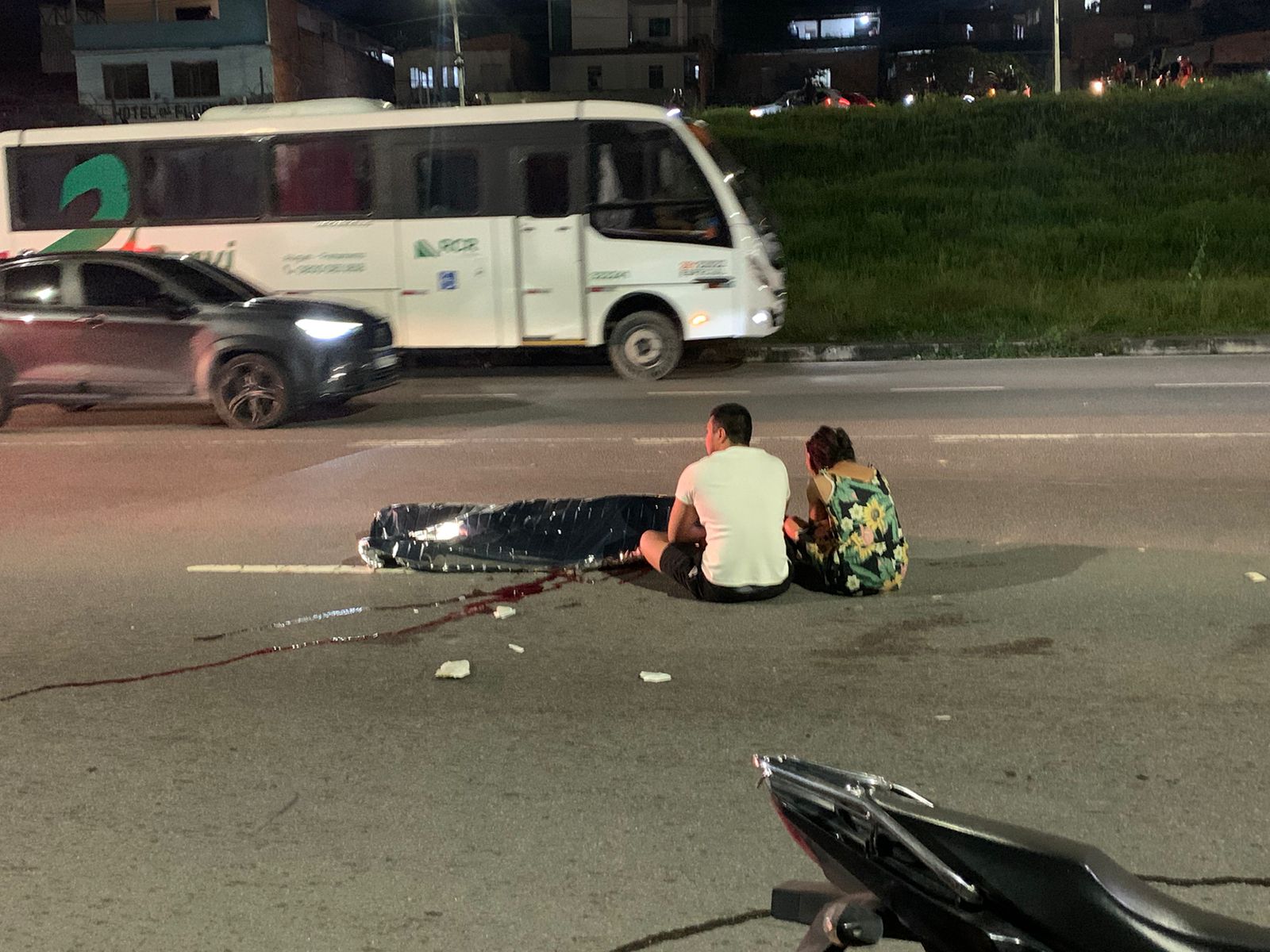motocicleta danificada e destroços após acidente fatal com caminhão na avenida das torres em manaus