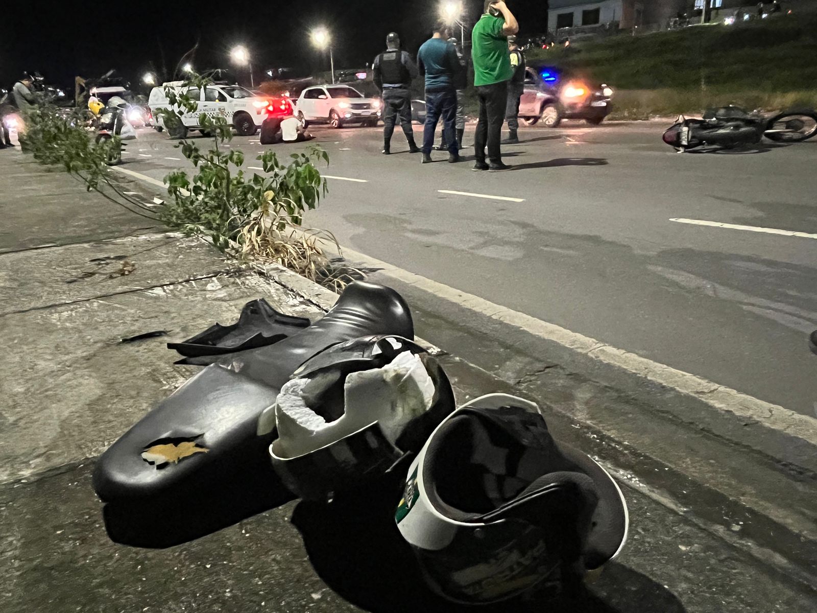 motocicleta danificada e destroços após acidente fatal com caminhão na avenida das torres em manaus