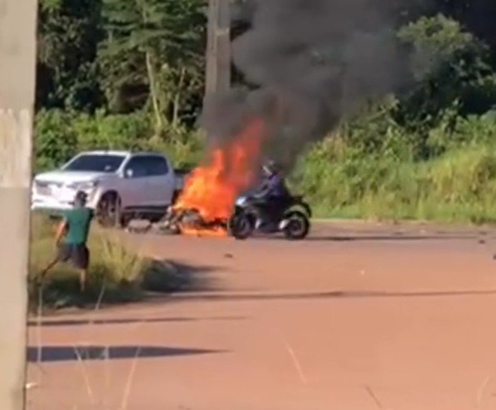 destroços de motocicleta carbonizada após explosão em acidente na rodovia am-070