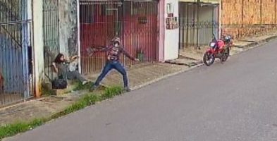 homem em moto vermelha aborda estudante na calçada no novo aleixo