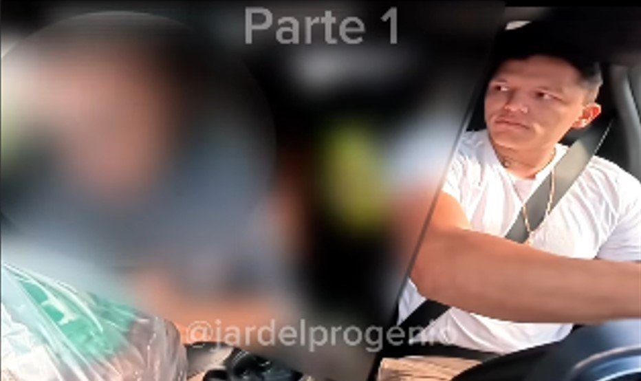 Motorista de aplicativo Jardel Progenio gesticulando durante desentendimento com passageiros dentro do carro em Manaus
