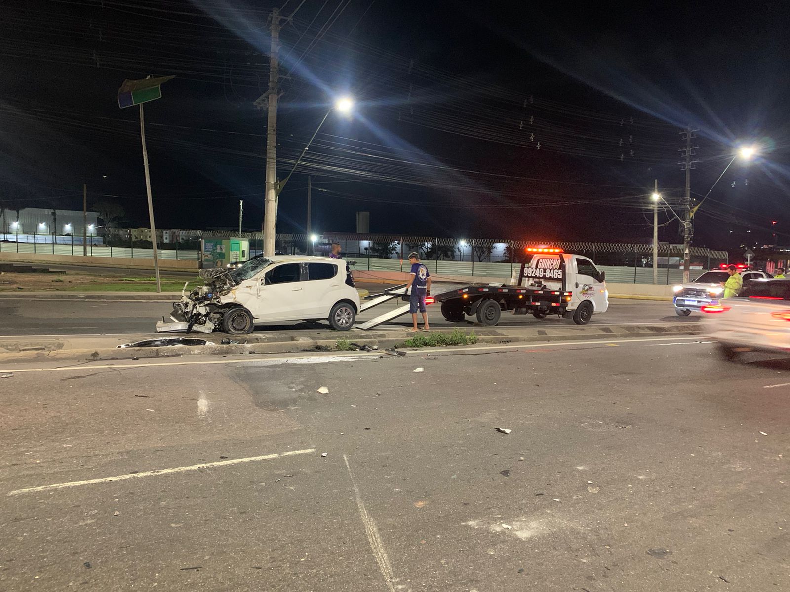 Carro modelo Fiat Mobi acidentado no canteiro central da Avenida Torquato Tapajós em Manaus