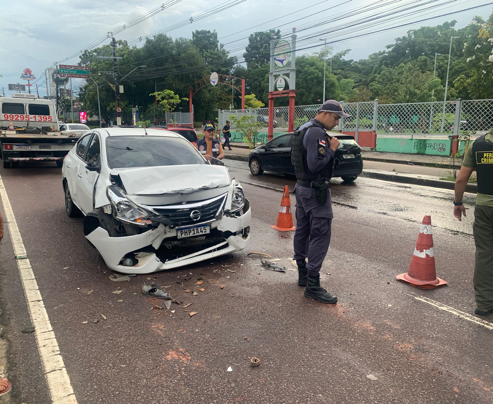 Carro modelo Nissan Versa com airbag acionado após acidente de trânsito na avenida Djalma Batista em Manaus