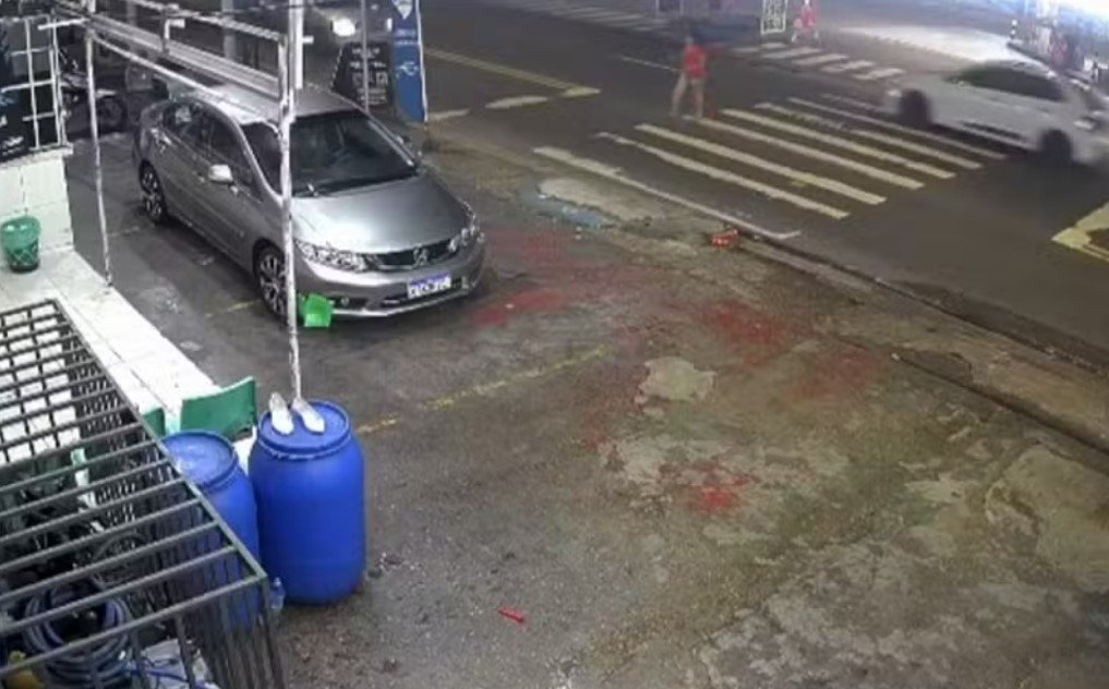 Mulher sendo atingida por carro prata em faixa de pedestres na Avenida Maneca Marques no bairro Parque 10 em Manaus