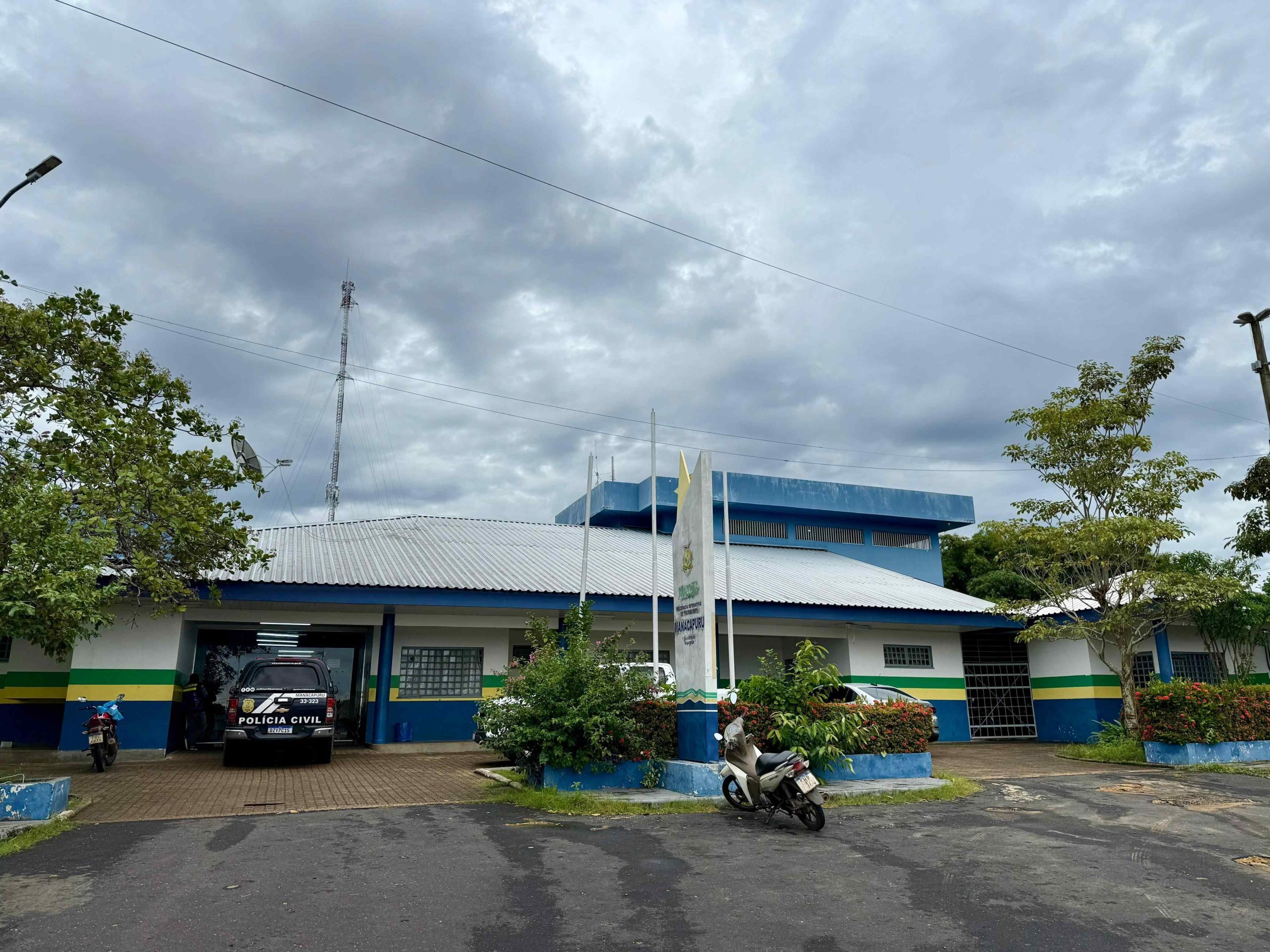 Viatura da polícia civil estacionada em frente à delegacia de manacapuru no amazonas