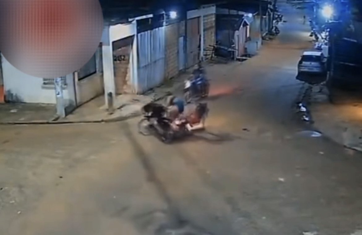 Acidente envolvendo três motocicletas em cruzamento no bairro Liberdade em Manacapuru