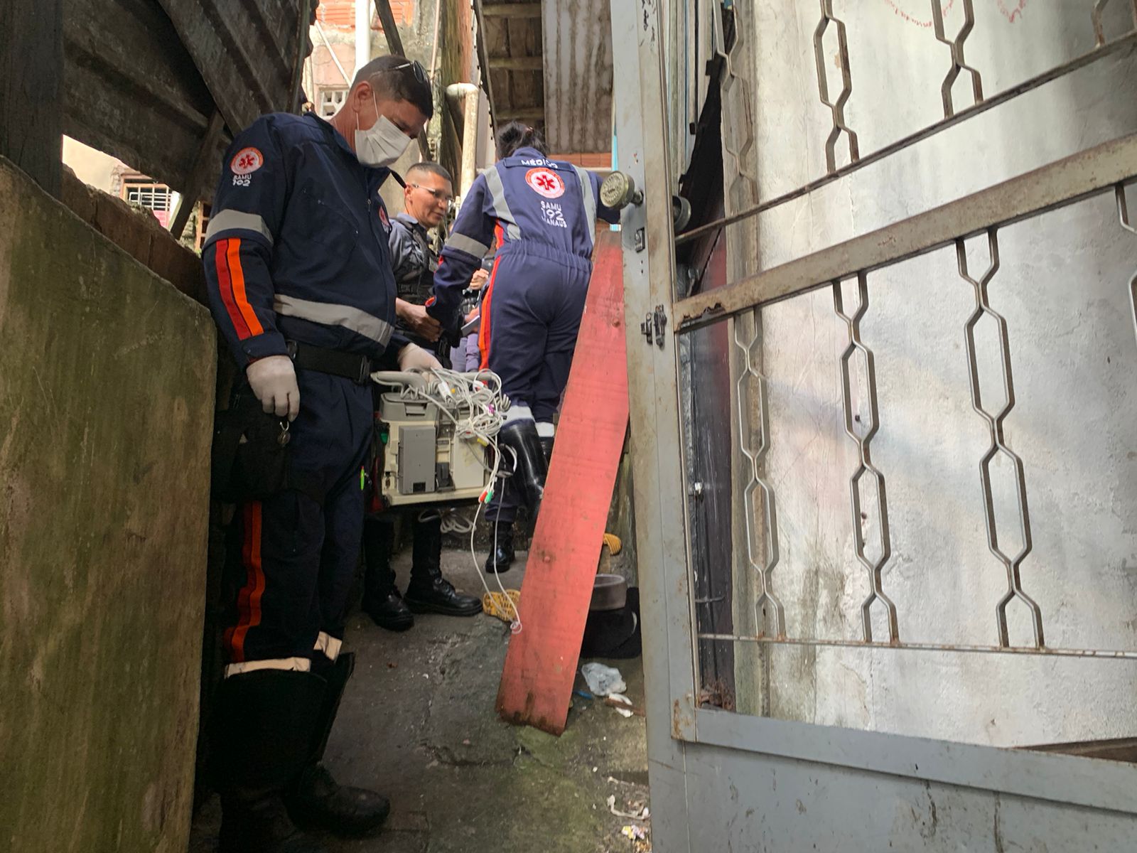 movimentacao policial no beco gelao no bairro educandos em manaus apos mulher matar o marido