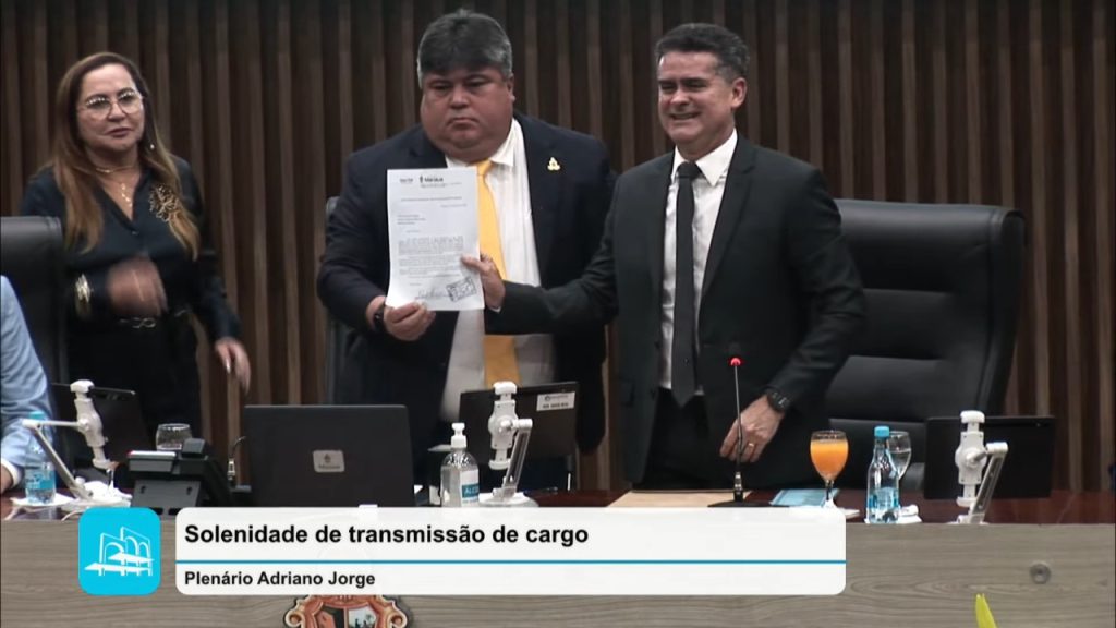 David Almeida discursa na Câmara Municipal de Manaus durante anúncio de sua renúncia ao cargo de prefeito.