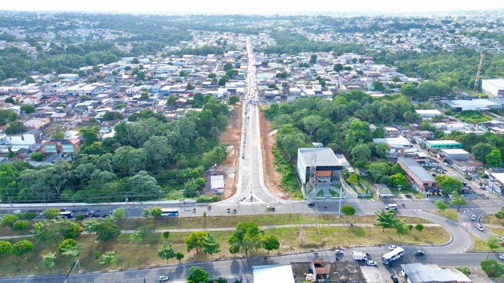 Prefeito David Almeida na inauguração da travessa Billy Graham ligando as avenidas Timbiras e das Torres na zona norte de Manaus