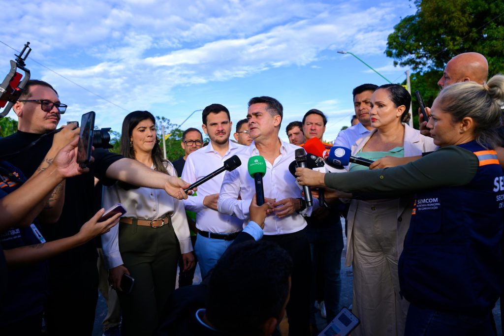 Prefeito David Almeida na inauguração da travessa Billy Graham ligando as avenidas Timbiras e das Torres na zona norte de Manaus