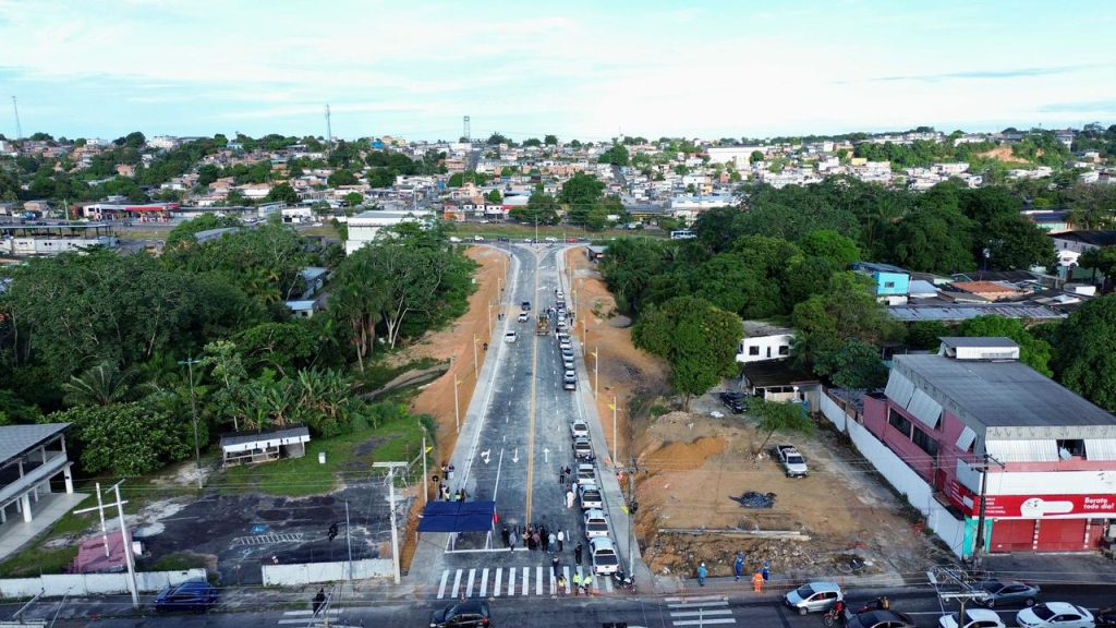 Prefeito David Almeida na inauguração da travessa Billy Graham ligando as avenidas Timbiras e das Torres na zona norte de Manaus