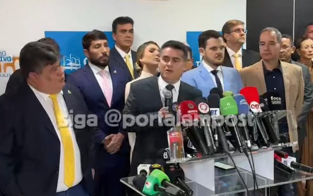 David Almeida discursa sobre sua renúncia da prefeitura de manaus na câmara municipal acompanhado de aliados