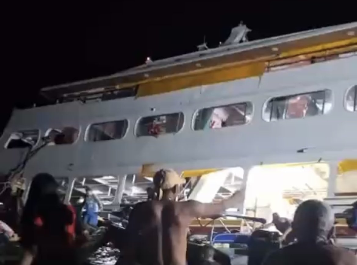 Ferryboat Lady Luiza parcialmente submerso nas margens do Rio Negro no Amazonas após incidente fluvial.