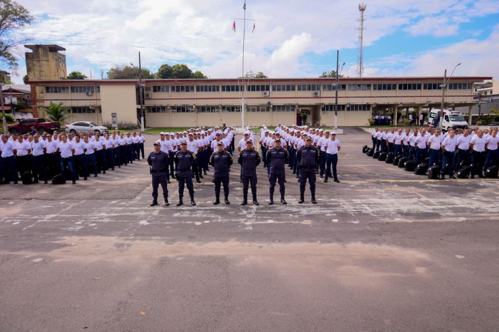 Novos convocados da Polícia Militar do Amazonas reunidos para o início do curso de formação no Quartel do Comando-Geral em Manaus.