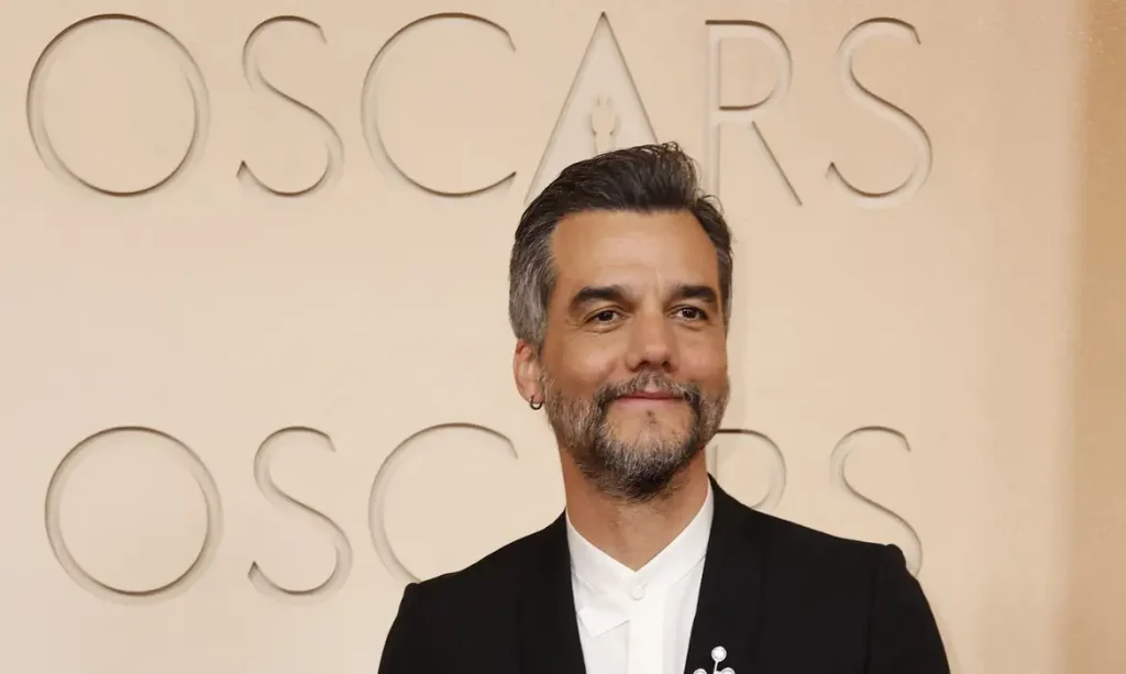O ator Wagner Moura em evento de gala representando o filme brasileiro O Agente Secreto