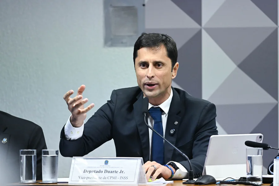 Deputado federal Duarte Jr vice-presidente da CPMI do INSS em sessão legislativa