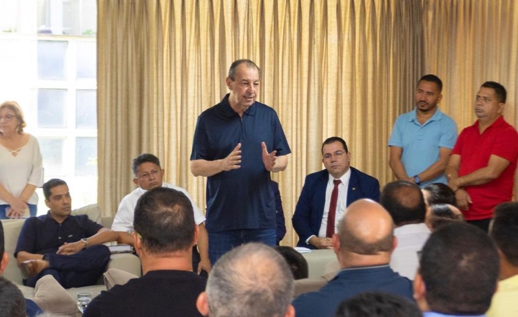 Senador Omar Aziz durante articulação política com lideranças municipais do Amazonas.