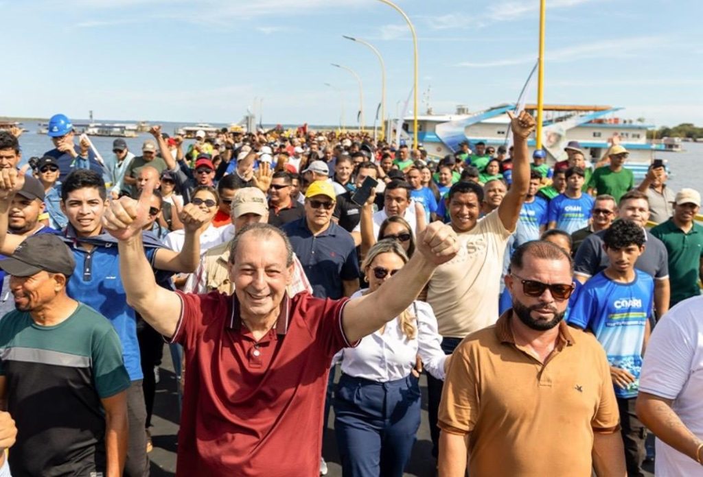 O senador Omar Aziz em agenda política no município de Coari acompanhado de aliados locais