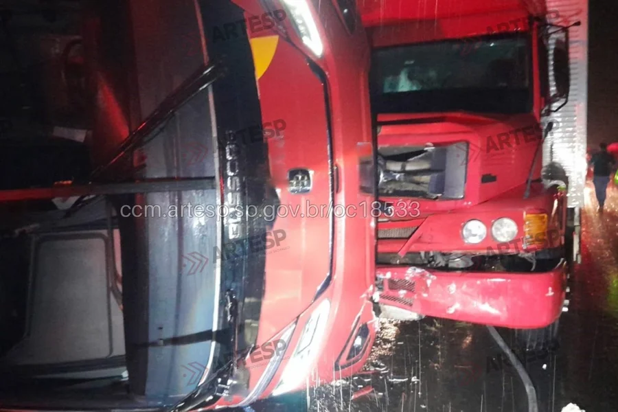 Ônibus tombado no acostamento da Rodovia Washington Luís após colisão com caminhão