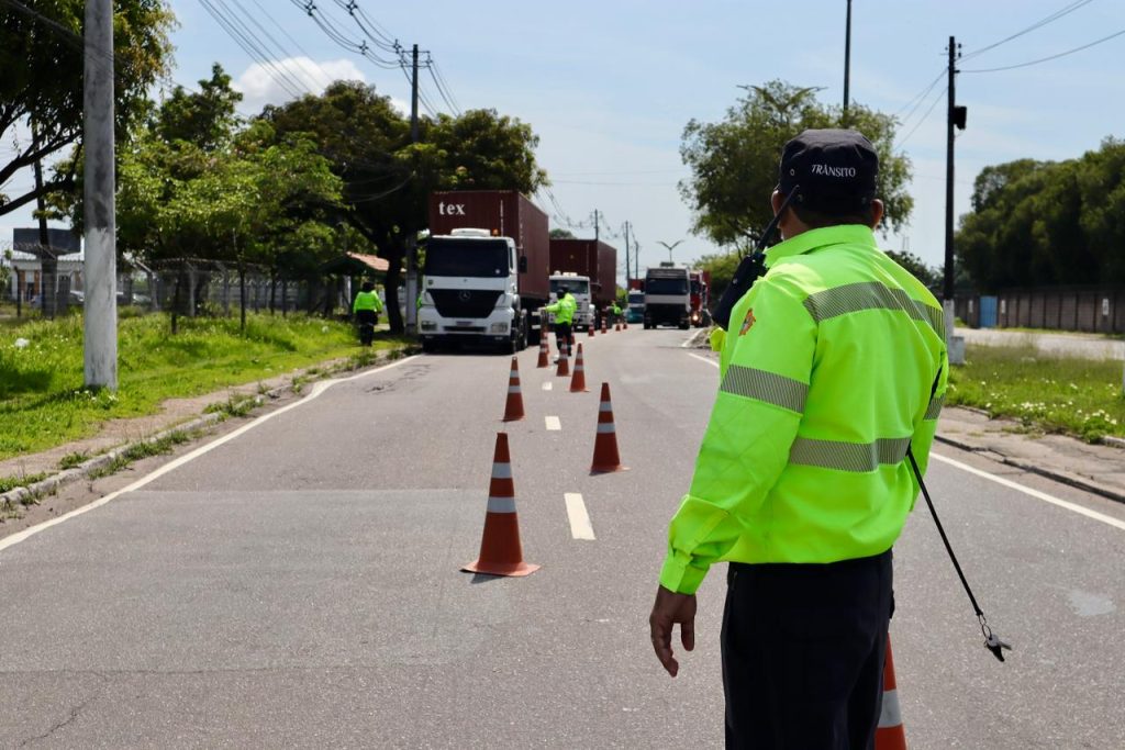 Agentes do IMMU realizam fiscalização de caminhões e motocicletas durante a Operação Carga Pesada na avenida Rodrigo Otávio em Manaus