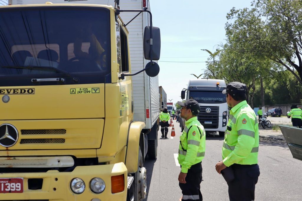 Agentes do IMMU realizam fiscalização de caminhões e motocicletas durante a Operação Carga Pesada na avenida Rodrigo Otávio em Manaus