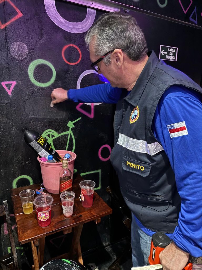 Agentes da Operação Impacto realizando fiscalização em adegas na zona centro-oeste de Manaus durante ação da SSP-AM.