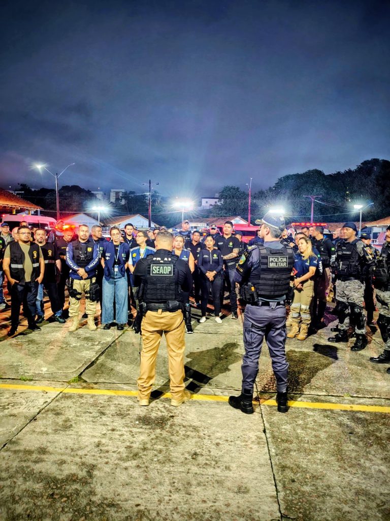 Agentes da Operação Impacto realizando fiscalização em adegas na zona centro-oeste de Manaus durante ação da SSP-AM.