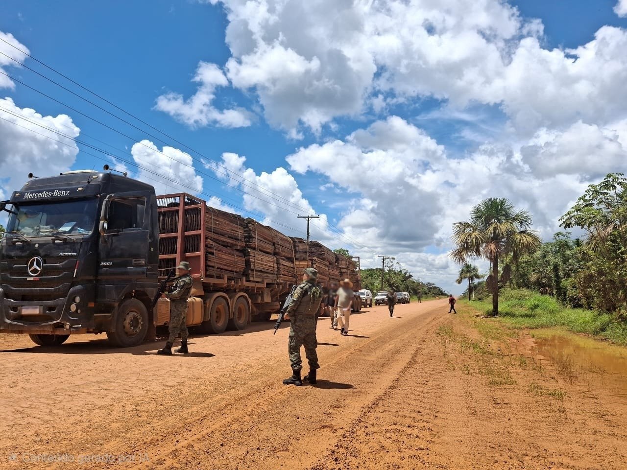 Agentes do Ipaam realizam fiscalização ambiental contra desmatamento em Humaitá no Amazonas.