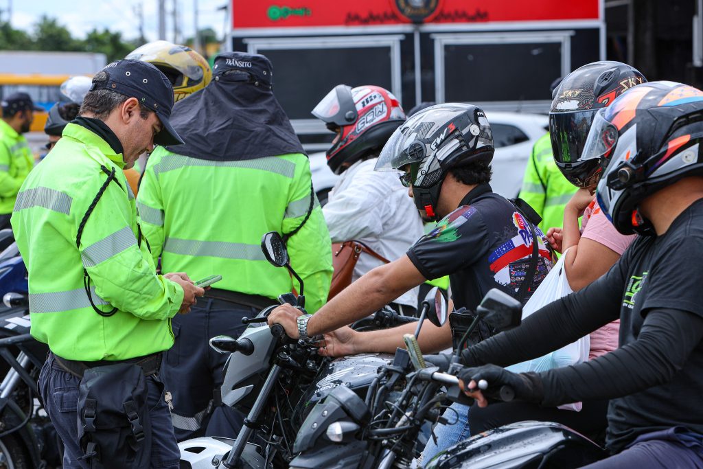 Agentes do IMMU realizando fiscalização de veículos na Avenida Itaúba em Manaus durante a operação Trânsito Seguro.