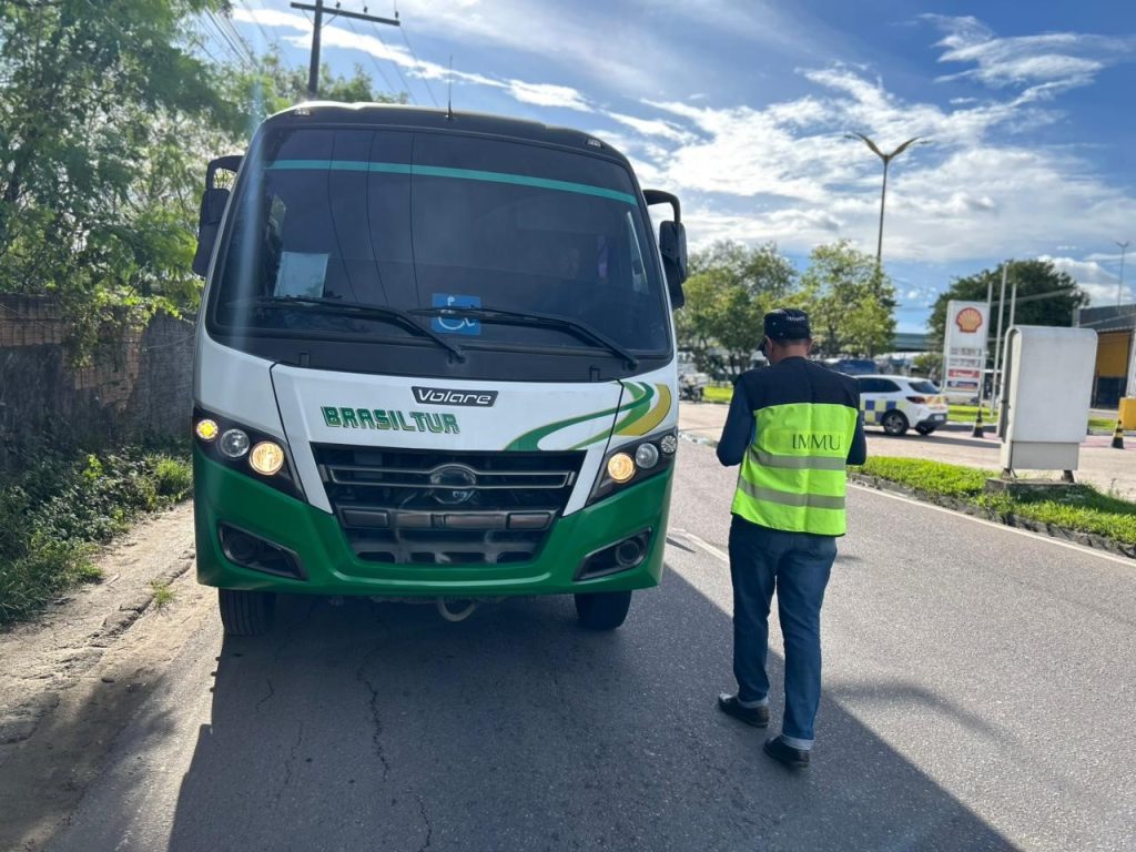 Agentes do IMMU realizam fiscalização de veículos na avenida Cosme Ferreira em Manaus durante a operação Transporte Legal.