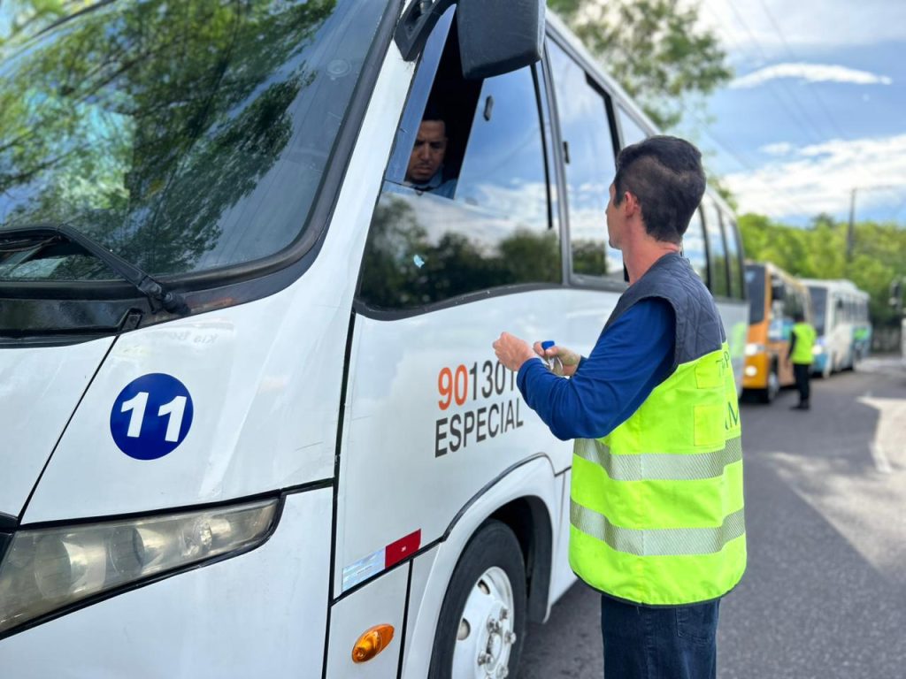 Agentes do IMMU realizam fiscalização de veículos na avenida Cosme Ferreira em Manaus durante a operação Transporte Legal.