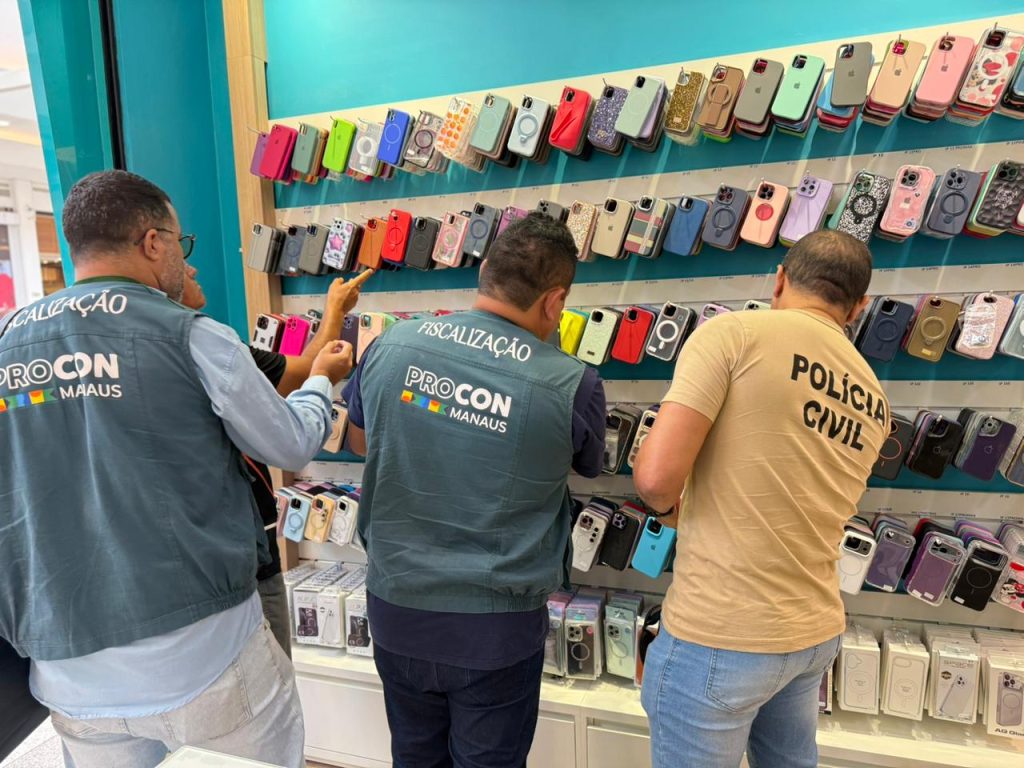 Agentes do Procon Manaus fiscalizando produtos em lojas de shopping para identificar irregularidades e falsificações.