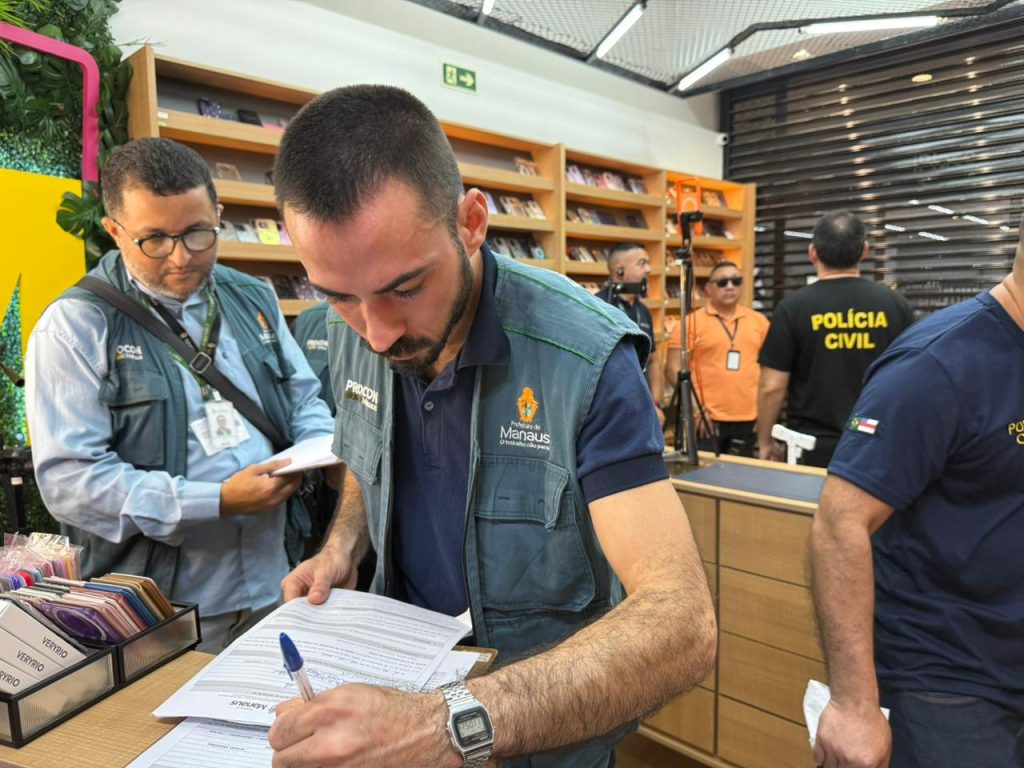 Agentes do Procon Manaus fiscalizando produtos em lojas de shopping para identificar irregularidades e falsificações.