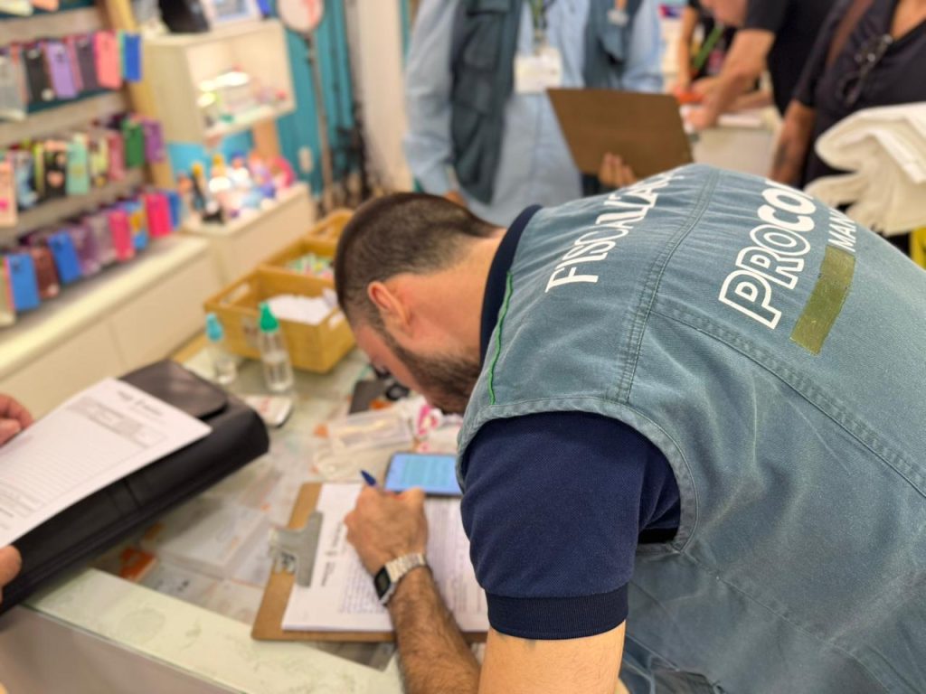 Agentes do Procon Manaus fiscalizando produtos em lojas de shopping para identificar irregularidades e falsificações.