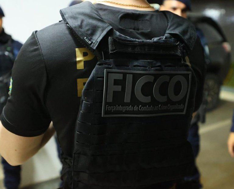 Agentes de segurança pública em operação conjunta para prisão de suspeita em Tabatinga Amazonas