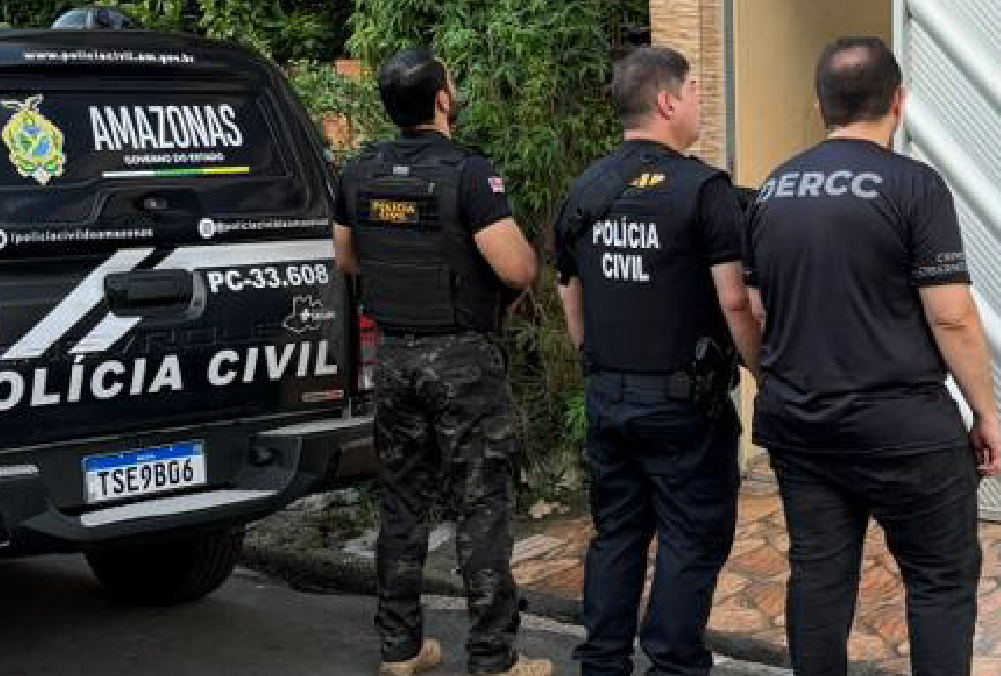 Equipes da Polícia Civil durante operação contra crimes cibernéticos e fraudes eletrônicas no Amazonas.