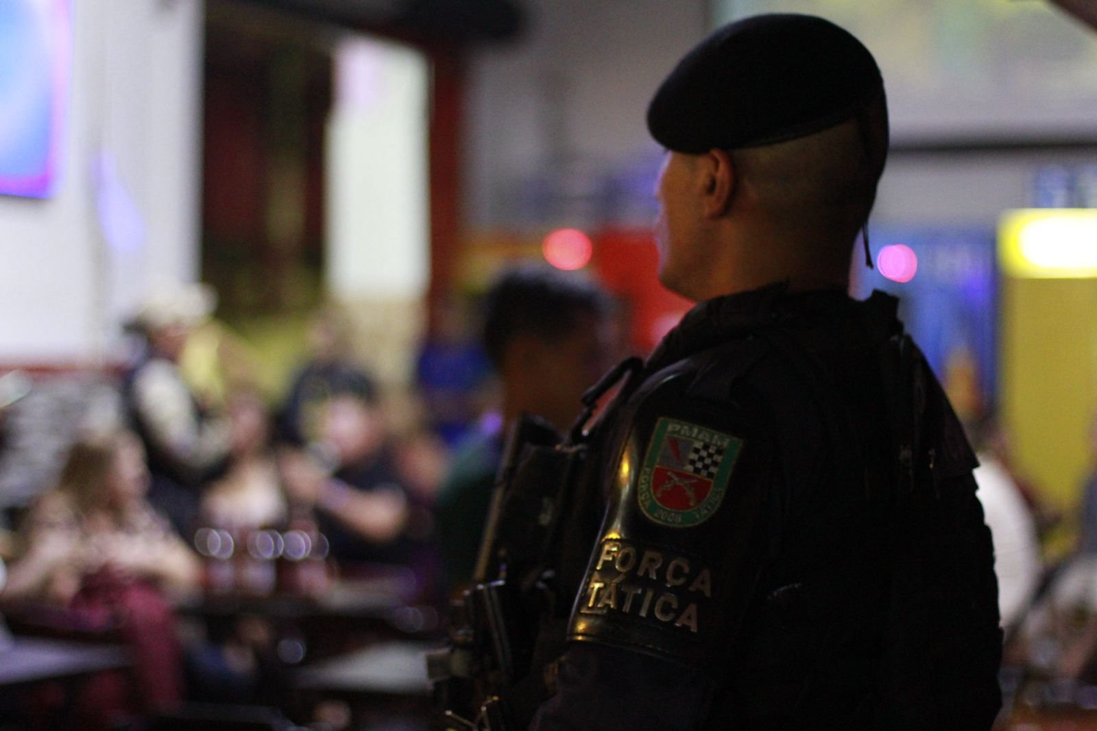 Equipe de fiscalização da CIF realizando vistoria em estabelecimento comercial no centro de Manaus durante a noite.