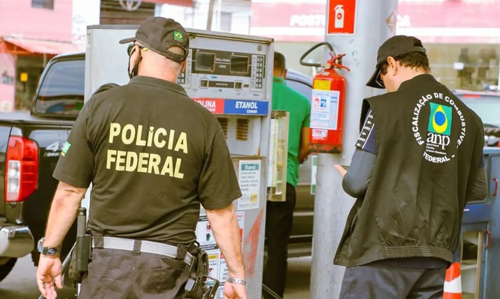 Agentes da Polícia Federal fiscalizam postos de combustíveis em ação conjunta contra preços abusivos durante a Operação Vem Diesel.