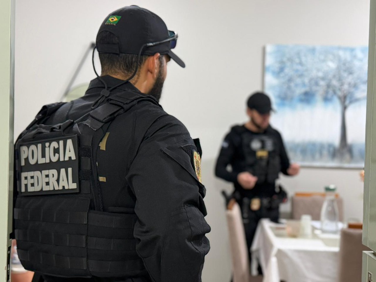 Agentes da Polícia Federal durante a Operação Sine Consensu em Manaus para investigar a gestão de recursos na Amazonprev.