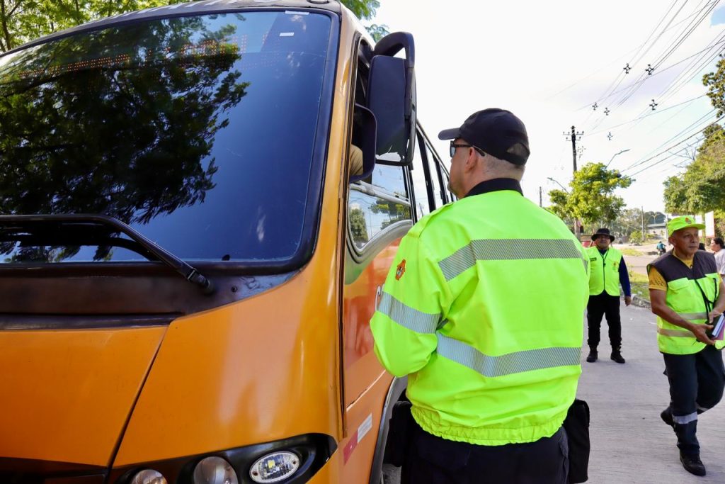 Agentes do IMMU fiscalizam veículos e orientam motoristas em avenida de Manaus para melhorar o fluxo e a segurança do transporte