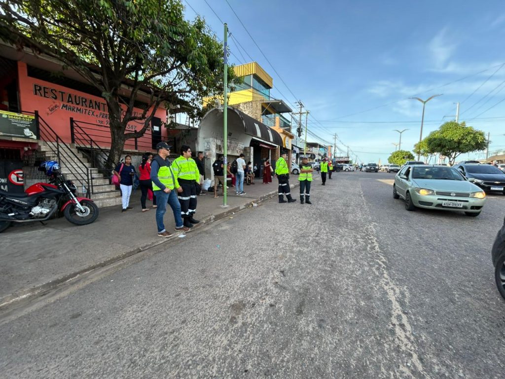Agentes do IMMU fiscalizam veículos e orientam motoristas em avenida de Manaus para melhorar o fluxo e a segurança do transporte